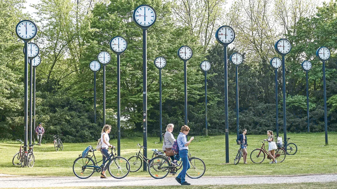 Park zegarowy w Düsseldorfie, 24 kwietnia, 2020 r. / MARTIN MEISSNER / AP / EAST NEWS