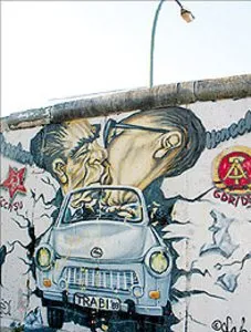Breżniew i Honecker w braterskim uścisku: karykatura na murze berlińskim, koniec lat 80. / 