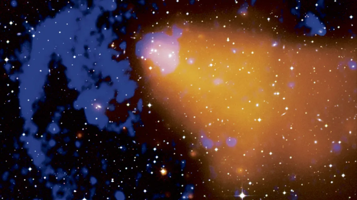 Gromada galaktyk Abell 3376 z nałożonym obrazem rentgenowskim (kolor złoty) i radiowym (niebieski). Obserwacje gromad galaktyk służą zrozumieniu ewolucji Wszechświata i natury ciemnej energii / fot. NASA / CXC / SAO/ A. Vikhlinin / 