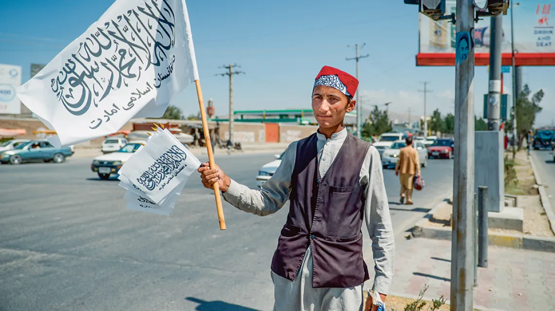 Na ulicach Kabulu można dziś kupić białe flagi talibów. Wrzesień 2021 r. / Paweł Pieniążek