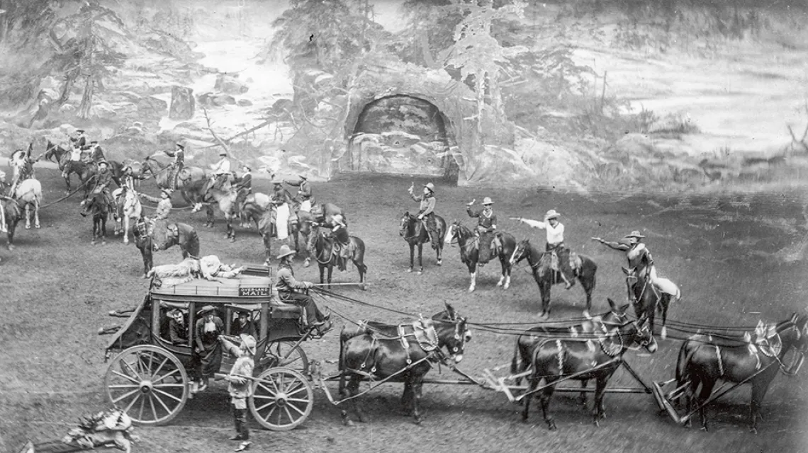 Atak Indian na dyliżans: przedstawienie zespołu Buffalo Billa w 1903 r. na Olympia Stadium w Londynie. / LIBRARY OF CONGRESS / CORBIS / GETTY IMAGES