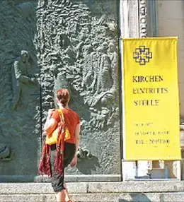 Berlin, wejście do katedry katolickiej. Z prawej informacja dla osób pragnących na nowo wstąpić do Kościoła /fot. KNA-Bild / 
