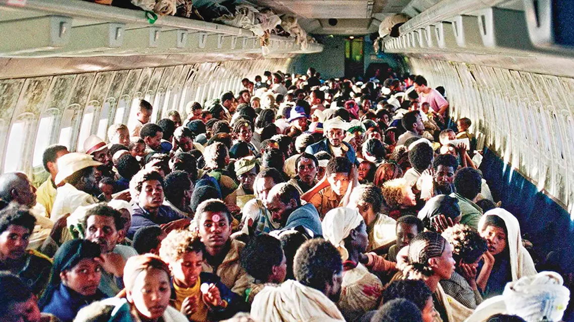 Etiopscy Żydzi na pokładzie samolotu Boeing 707, lot z Addis Abeby do Tel Awiwu, 25 maja 1991 r. / PATRICK BAZ / EAST NEWS