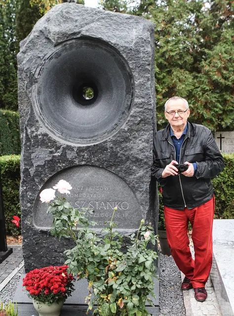 Przy monumencie dla trębacza Tomasza Stańki na Powązkach Wojskowych w Warszawie / Leszek Fidusiewicz
