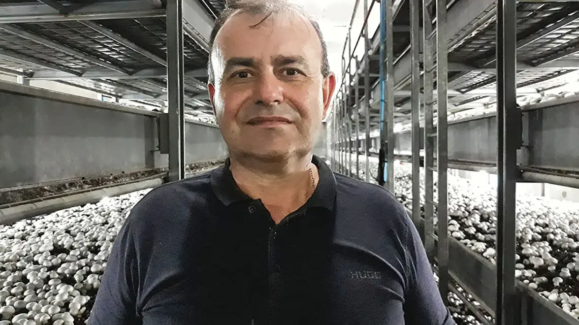 Myron Turczyn w hali swojego zakładu pieczarkarskiego. Borysław, 22 sierpnia 2022 r. / WOJCIECH PIĘCIAK