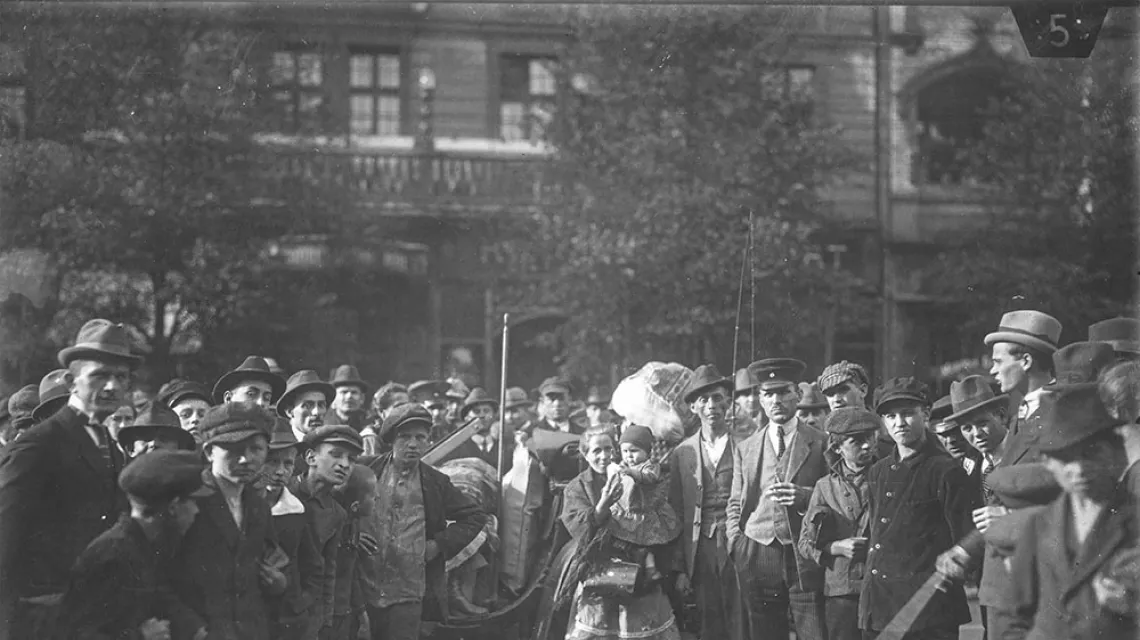 Grupa emigrantów polskich z Nadrenii biorących udział w plebiscycie na Górnym Śląsku, marzec 1921 r. / NARODOWE ARCHIWUM CYFROWE
