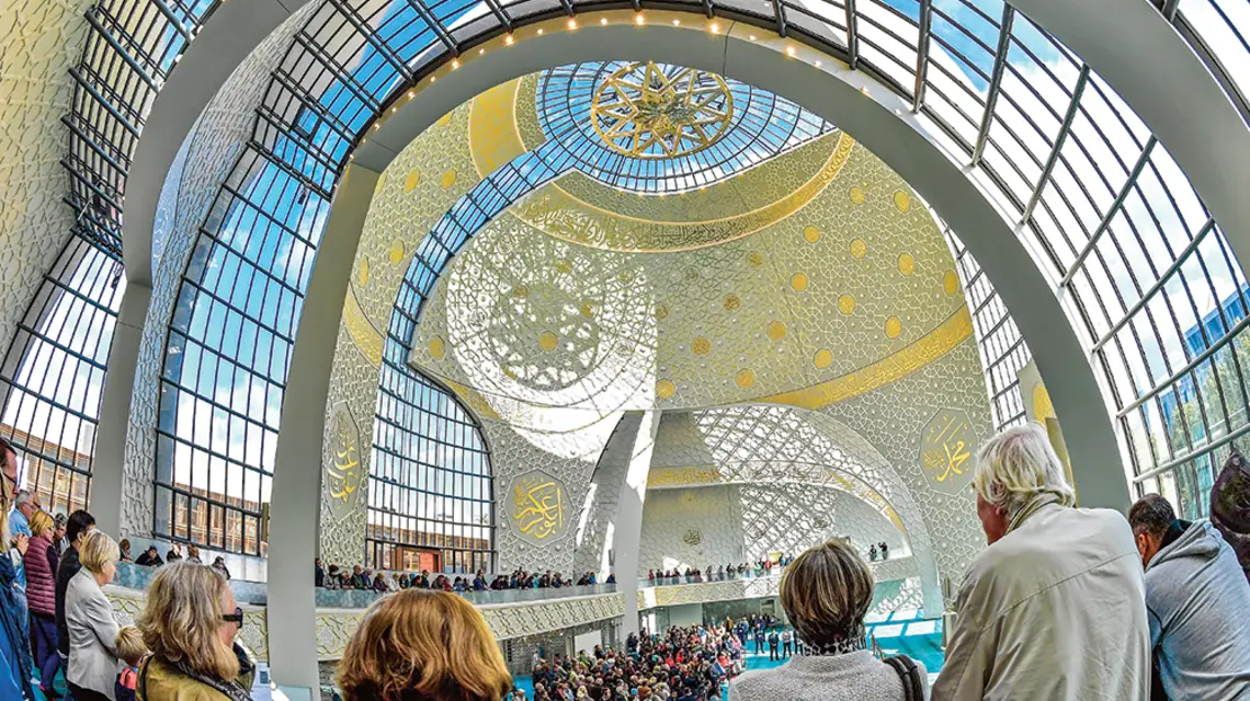 „Dzień otwarty” w meczecie Merkez Camii w Kolonii, Niemcy, październik 2017 r. / SASCHA STEINBACH / EPA / PAP
