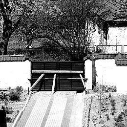 Zabarykadowana od wewnątrz brama domu zakonnego betanek w Kazimierzu Dolnym / Fot. RAFAŁ MICHAŁOWSKI / Agencja Gazeta / 