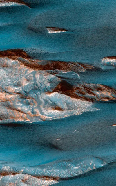 Zwietrzały piasek kryjący warstwy skał osadowych w marsjańskim kanionie Ganges Chasma. / NASA / JPL-CALTECH / UNIVERSITY OF ARIZONA