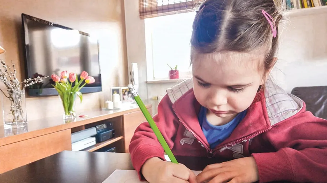 6-letnia Pola z Krakowa podczas przedszkolnych zajęć domowych, marzec 2020 r. / AGNIESZKA DĄBROWSKA