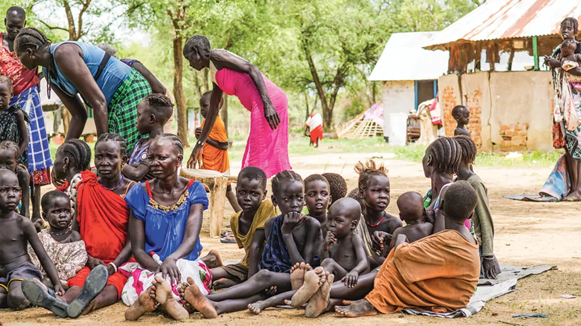 Wioska Anyiodi, zamieszkana przez lud Dinka. Miejscowi udzielili schronienia grupie kobiet i dzieci z ludu Murle, których wioska została zaatakowana. Sudan Południowy, 2021 r. / NATALIA OJEWSKI