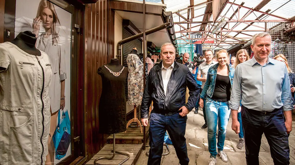 Politycy KO na Podlasiu. Od lewej: Grzegorz Schetyna, Barbara Nowacka i Robert Tyszkiewicz na bazarze w Białymstoku, 6 lipca 2019 r. / MICHAŁ KOŚĆ / FORUM