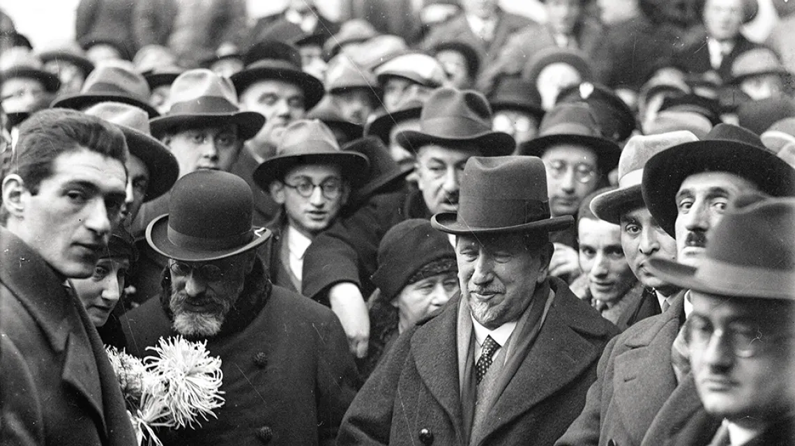 NAHUM SOKOŁOW (drugi z prawej), prezes Światowej Organizacji Syjonistycznej, w towarzystwie witających go osób na dworcu w Krakowie. Obok niego poseł Abraham Ozjasz Thon (z lewej w okularach). Listopad 1929 r. /  / NARODOWE ARCHIWUM CYFROWE