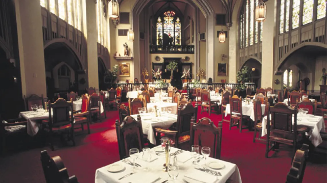Nakryte stoły czekają w Abbey Restaurant. Poprzednio był to kościół. Atlanta, USA, kwiecień 1995 r. / fot. KEVIN FLEMING / CORBIS / 
