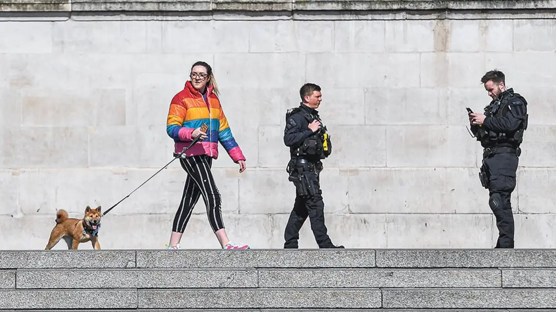 W miejscu publicznym nie wolno przebywać w grupie większej niż dwie osoby. Na placu Trafalgar Square, Londyn, 24 marca 2020 r. / KIRSTY O’CONNOR / PA / GETTY IMAGES
