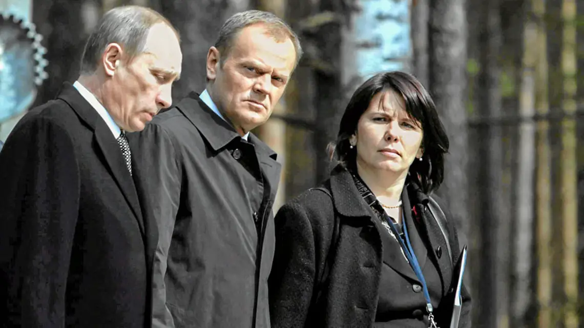 Władimir Putin i Donald Tusk wraz z tłumaczką Magdaleną Fitas-Dukaczewską w Katyniu, 7 kwietnia 2010 r. / ROBERT KOWALEWSKI / AGENCJA GAZETA