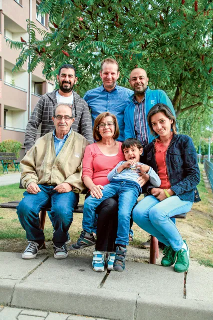Rodzina uchodźców z Syrii z panem Tomaszem Wilgoszem (w niebieskiej koszuli).  Oława, wrzesień 2015 r. / MIECZYSŁAW MICHALAK / AGENCJA GAZETA