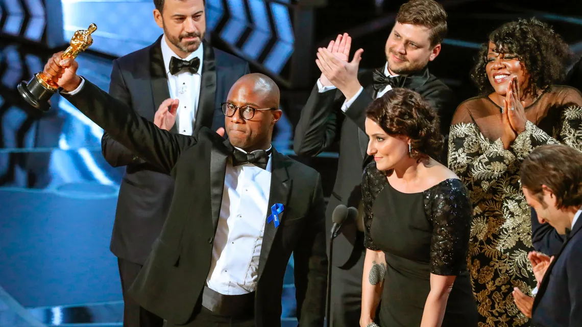 Barry Jenkins, reżyser filmu „Moonlight” i Adele Romanski, producentka, odbierają statuetkę Oskara za najlepszy film, 26 lutego 2017 r. /  / FOT. LUCY NICHOLSON / REUTERS / FORUM 