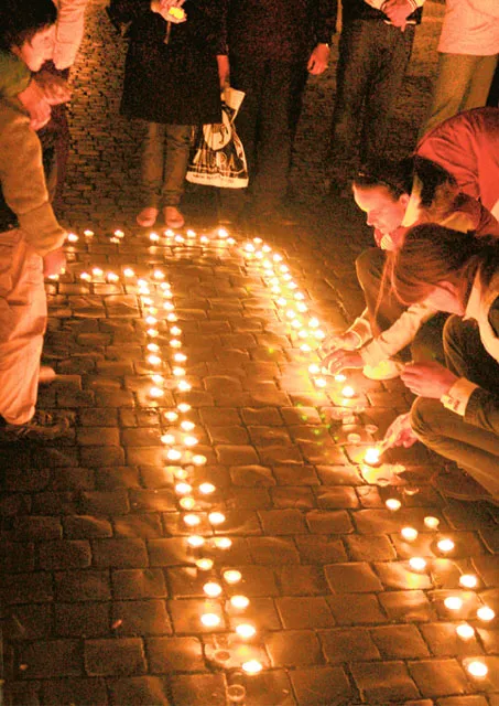 Wieczór trzeciej rocznicy śmierci Jana pawła II. Polscy pielgrzymi ustawiają znicze na placu św. Piotra /fot. Michał Olszewski / 