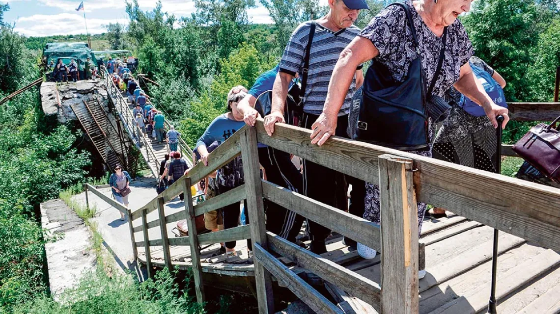 Prowizoryczna przeprawa przez Doniec, rzekę oddzielającą tereny kontrolowane przez separatystów, Stanica Ługańska, sierpień 2019 r. / EVGENIYA MAKSYMOVA / AFP / EAST NEWS