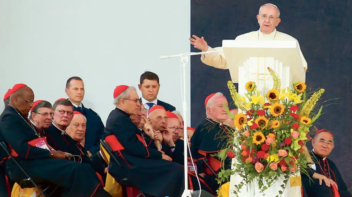 Franciszek i kardynałowie w trakcie powitania na Błoniach podczas Światowych Dni Młodzieży. Kraków, lipiec 2016 r. / DAMIAN KLAMKA / EAST NEWS