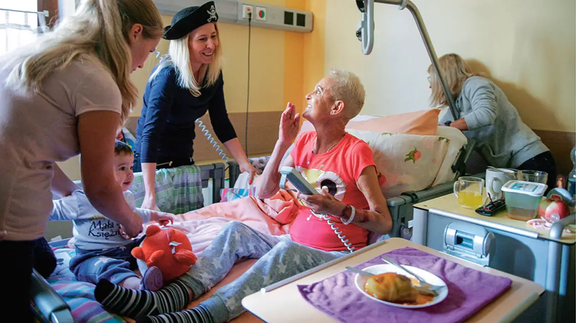 Pani Wiesia, pacjentka Puckiego Hospicjum, w otoczeniu bliskich, październik 2018 r. / MIROSŁAW PIEŚLAK / PUCKIE HOSPICJUM