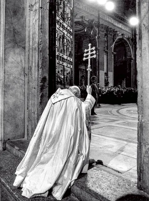 Jan Paweł II, otwierając Drzwi Święte w Bazylice św. Piotra, inauguruje Rok Jubileuszowy 1950-lecia Odkupienia, 25 marca 1983 r. REUTERS / FORUM  / 