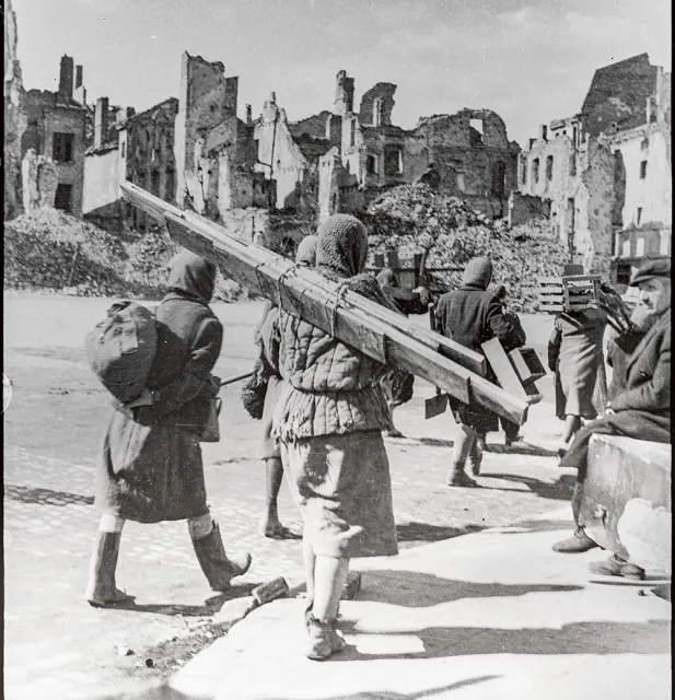 Kobiety niosą drewno wydobyte z gruzów Warszawy, 1945 r. / ZOFIA CHOMĘTOWSKA / MUZEUM WARSZAWY