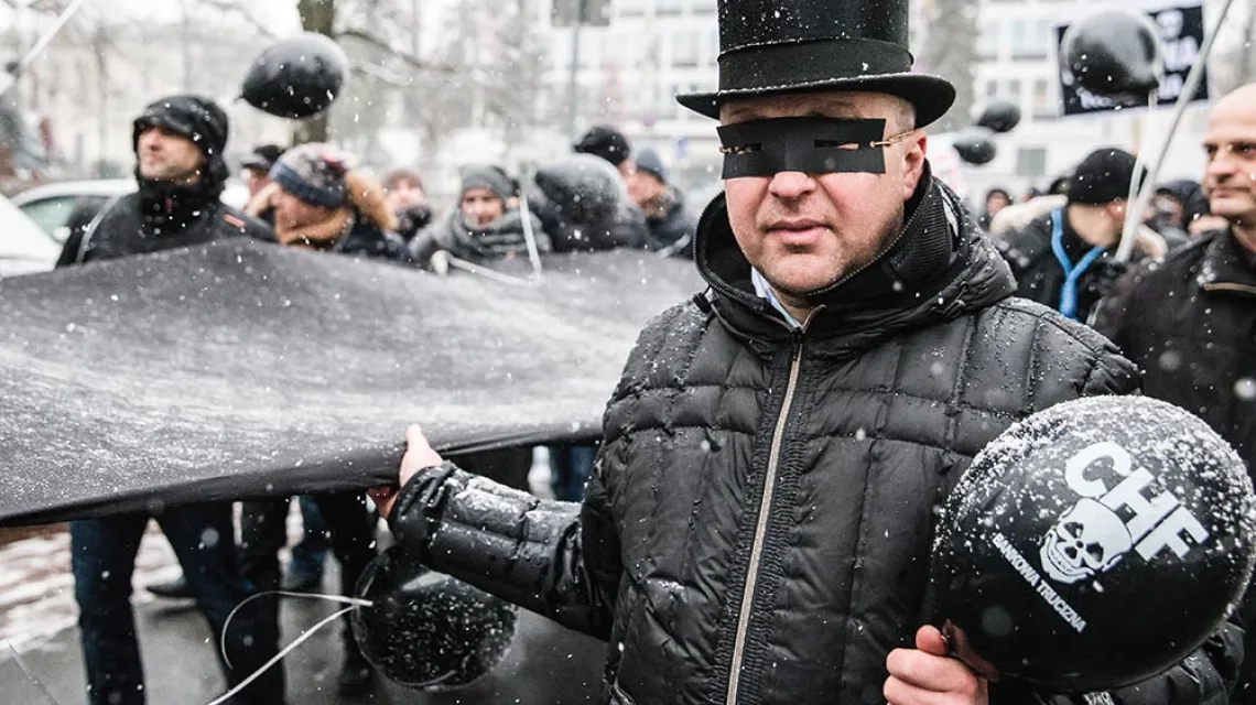 Sprawa tzw. frankowiczów (na zdjęciu ich protest pod Sejmem w styczniu 2016 r.) nie wpłynęła na wysoki wskaźnik zaufania do banków / KRYSTIAN MAJ / FORUM