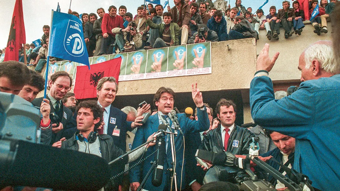 Sali Berisha, przywódca opozycyjnej Demokratycznej Partii Albanii (były członek partii komunistycznej, a później prezydent i premier kraju), przemiawia na wiecu w Tiranie, 1 kwietnia 1991 r. / TOMASZ WIERZEJSKI / FOTONOVA