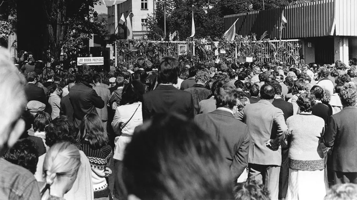 Ludzie zgromadzeni przed bramą nr 2 podczas strajku w sierpniu 1980 r. / GIEDYMIN JABŁOŃSKI | ZBIORY EUROPEJSKIEGO CENTRUM SOLIDARNOŚCI