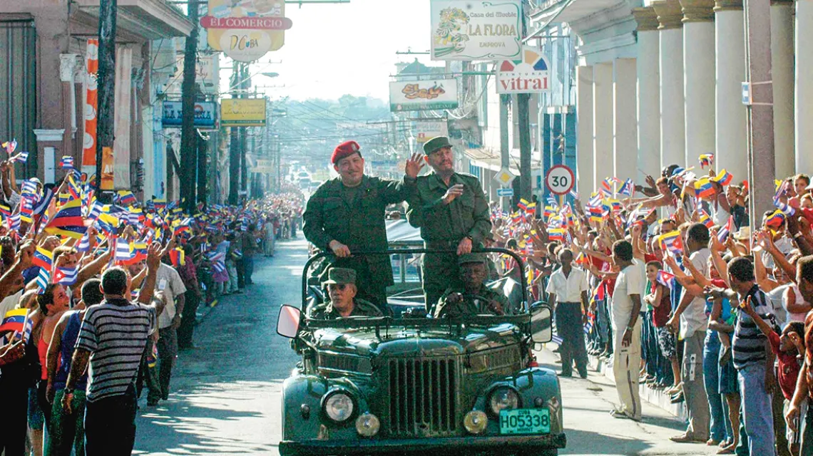 Przywódcy Wenezueli i Kuby, Hugo Chávez i Fidel Castro. Kubańska prowincja Sandino, 2005 r. / AP PHOTO / MIRAFLORES PRESS / EAST NEWS