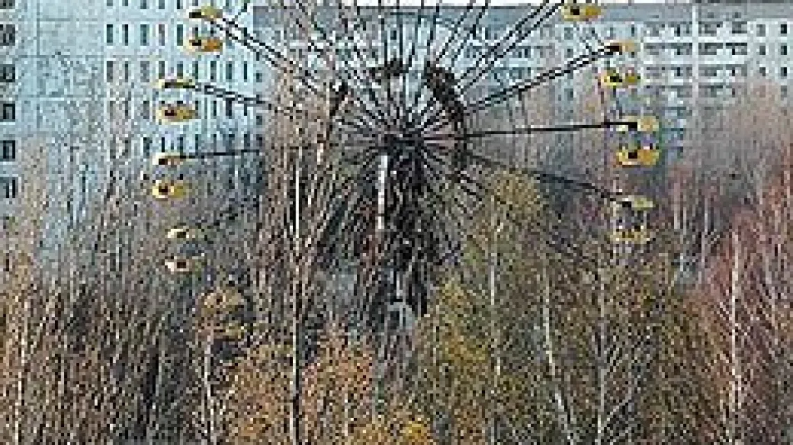 Na zdjęciach: miasto Prypeć oraz okolice elektrowni w Czarnobylu; mieszkańcy miasta i pobliskich wsi zostali przymusowo wysiedleni w 1986 r. / 