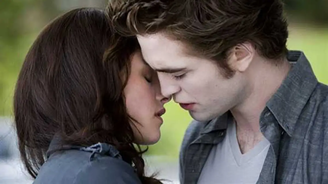 Kadr z filmu "Zmierzch: Księżyc w nowiu". Kristen Stewart jako Bella Swan i Robert Pattinson jako Edward Cullen / materiały dystrybutora / 