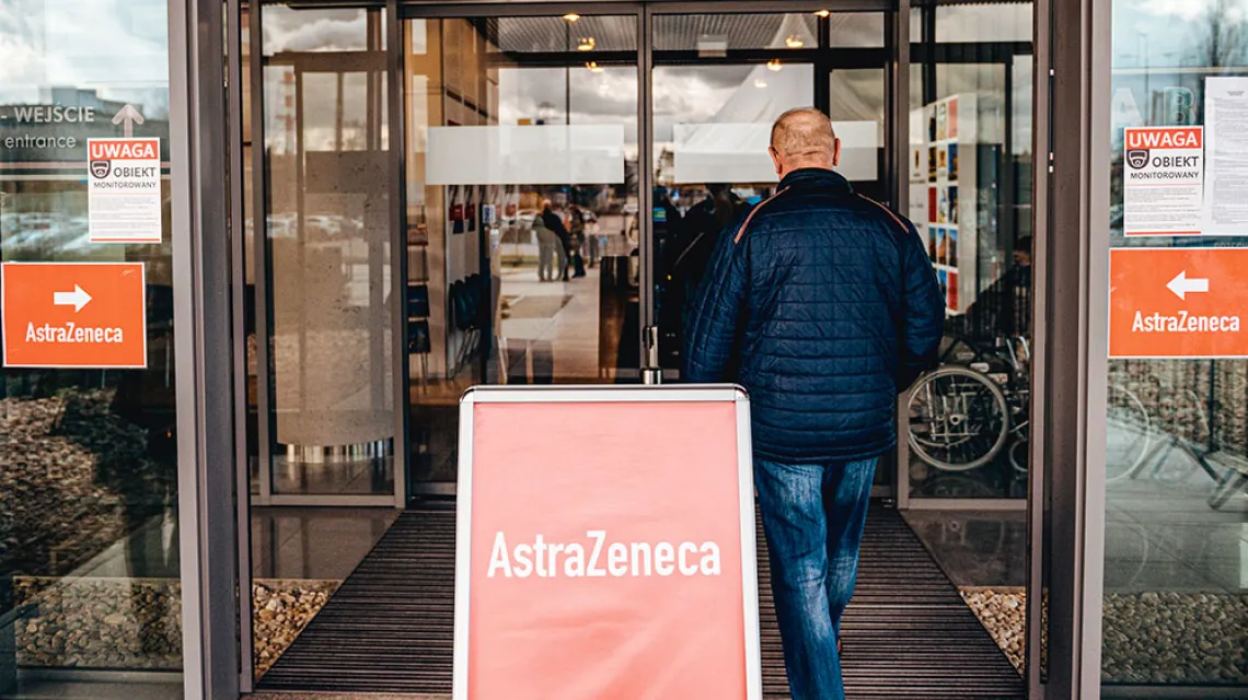 Punkt szczepień przeciw COVID-19 w hali AmberExpo. Gdańsk, 8 kwietnia 2021 r. / BARTOSZ BAŃKA / AGENCJA GAZETA