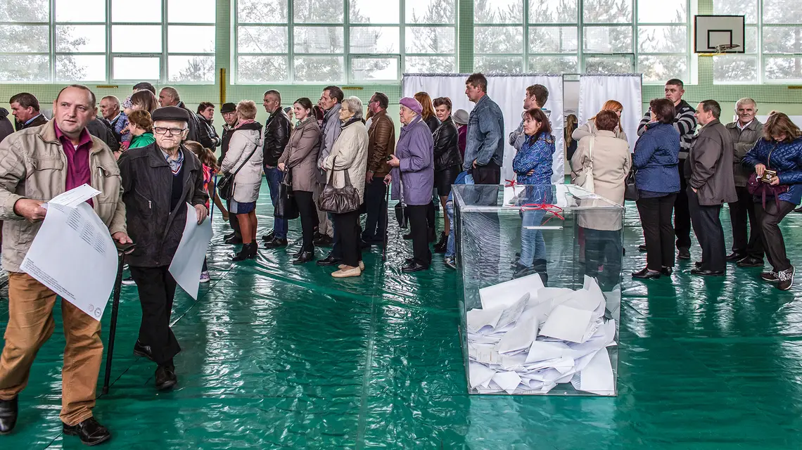 Wybory samorządowe w gminie Konarzyny. Mieszkańcy głosowali, choć nazwiska wójta oraz 14 z 15 radnych znane były jeszcze przed wyborami – zarówno wójt jak i większość radnych nie mieli kontrkandydatów. 21.10.2018 r. / Fot. Daniel Frymark/FORUM