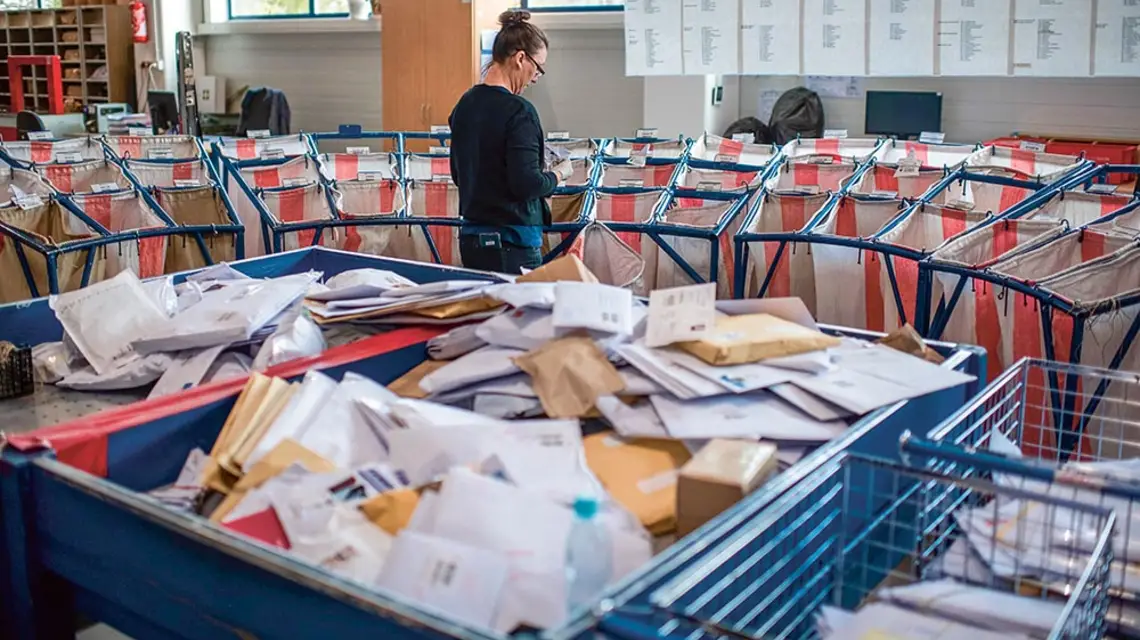 Sortownia Poczty Polskiej w wynajętej hali w Białymstoku, październik 2019 r. / Fot. AGENCJA WSCHÓD / FORUM / 