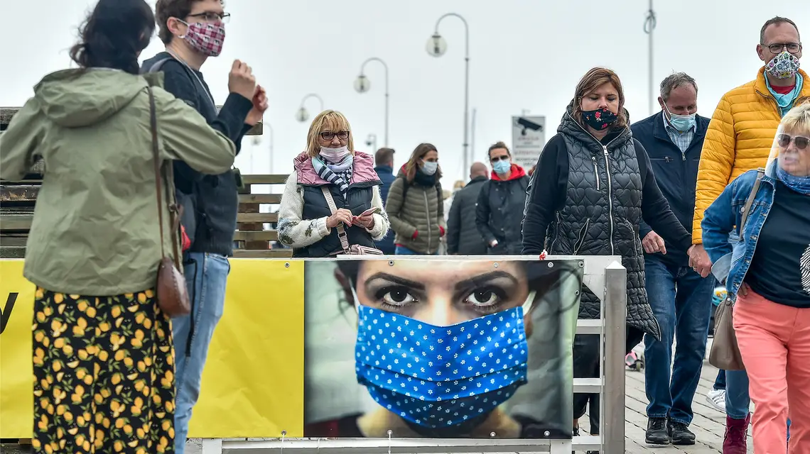 Molo w Sopocie, który został ogłoszony czerwoną strefą, gdzie obowiązują największe obostrzenia. Dwie osoby na tym zdjęciu zasłużyły na mandat za nieosłonięcie nosa. Niewłaściwie założona maseczka nikogo nie ochroni. / Fot. Łukasz Dejnarowicz / Forum / 