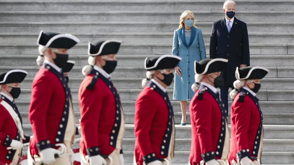 Prezydent Joe Biden wraz z żoną Jill na schodach Kapitolu przyjmują paradę wojskową po uroczystości zaprzysiężenia, 20 stycznia 2021 r. / FOT. SCOTT APPLEWHITE / AP / EAST NEWS / 