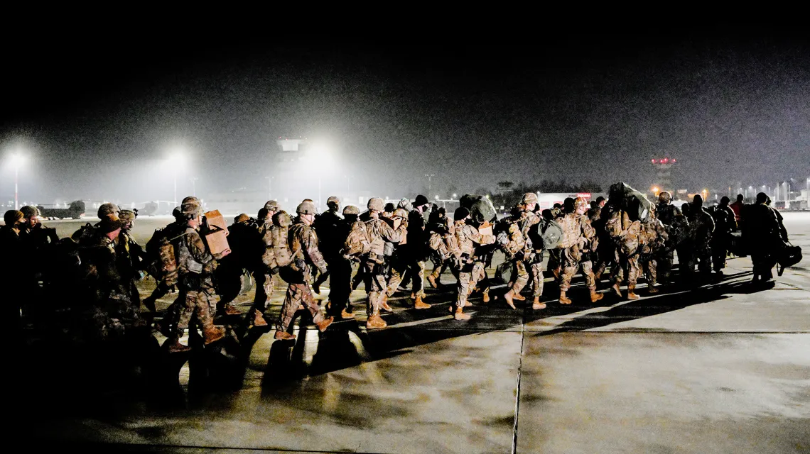 Amerykańscy żołnierze z 82. Dywizji Powietrznodesantowej lądują w Polsce. Lotnisko w Jasionce koło Rzeszowa, 16 lutego 2022 r. Fot. Darek Delmanowicz / PAP / 