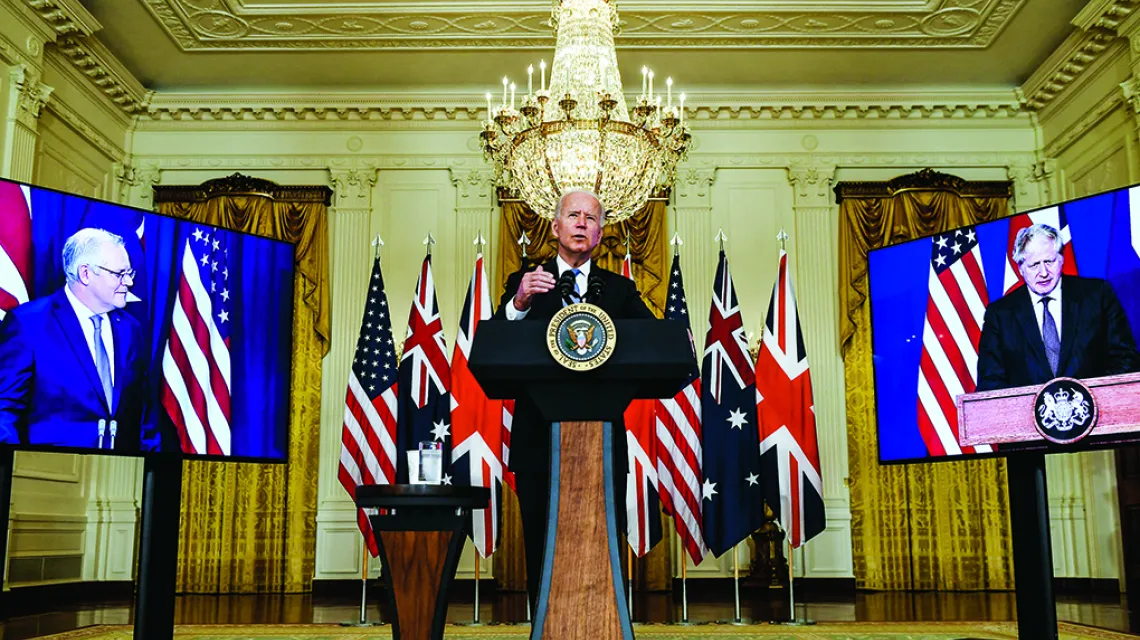 Joe Biden ogłasza powstanie paktu AUKUS podczas telekonferencji z udziałem premierów Australii Scotta Morrisona (z lewej) i Wielkiej Brytanii Borisa Johnsona, 15 września 2021 r. BRENDAN SMIALOWSKI / AFP / EAST NEWS / 