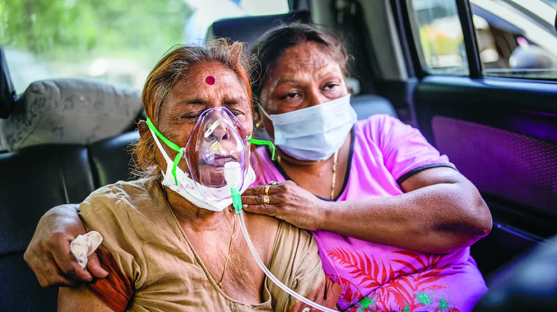 Sikhijska świątynia oferuje bezpłatne sesje oddechowe w samochodzie dla pacjentów z COVID-19, którzy czekają na łóżko w szpitalu. New Delhi, Indie, 24 kwietnia 2021 r. / Fot. Altaf Qadri / AP / East News / 