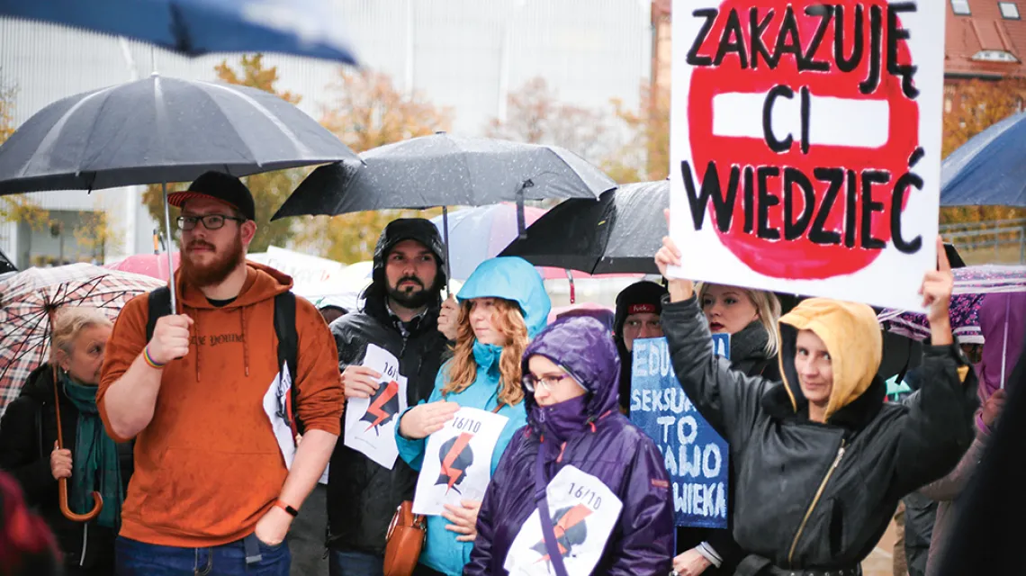 „Chcemy edukacji,  a nie indoktrynacji” – zorganizowany przez Ogólnopolski Strajk Kobiet protest  w Szczecinie,  16 października 2019 r. / Fot. Cezary Aszkiełowicz / Agencja Gazeta / 