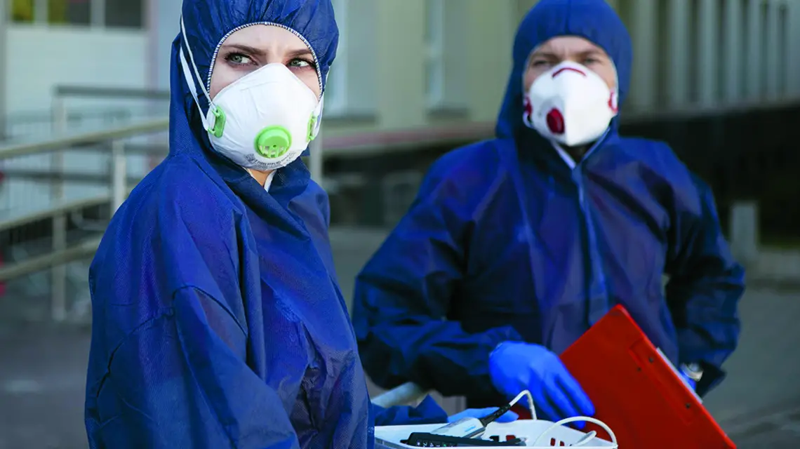 Ratownicy z pogotowia i medycy z tzw. czerwonej strefy – oddziału ratunkowego Szpitala Klinicznego Nr 4 w Lublinie. Sierpień 2020 r. Fot. Jacek Szydłowski / FORUM / 