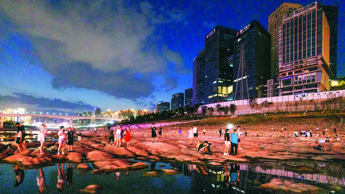 Ustępująca rzeka Jialing, dopływ Jangcy w mieście Chongqing, Chiny, 20 sierpnia 2022 r. / / THOMAS PETER / REUTERS / FORUM