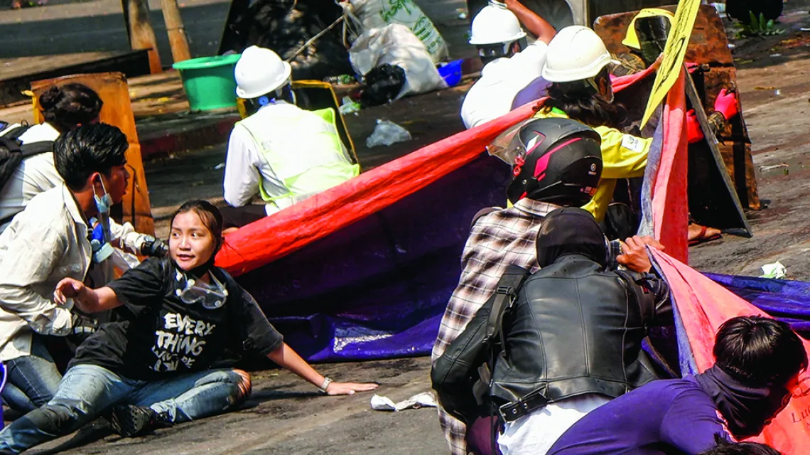Demonstranci kryją się przed kulami. W czarnej koszulce z lewej 19-letnia Kyel Sin; za chwilę zginie. Mandalaj w Birmie, 3 marca 2021 r. / Fot. Reuters / Forum / 