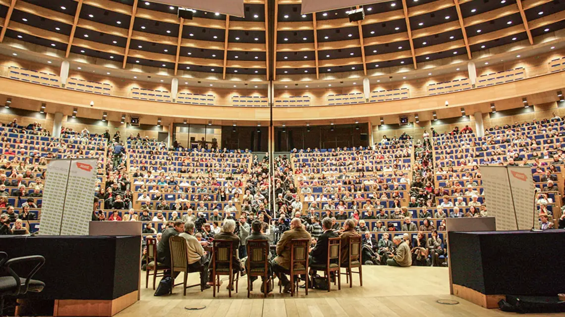 Debata z Janem Tomaszem Grossem w auli Auditorium Maximum UJ, Kraków 2008 r. / KRZYSZTOF KAROLCZYK / AGENCJA GAZETA