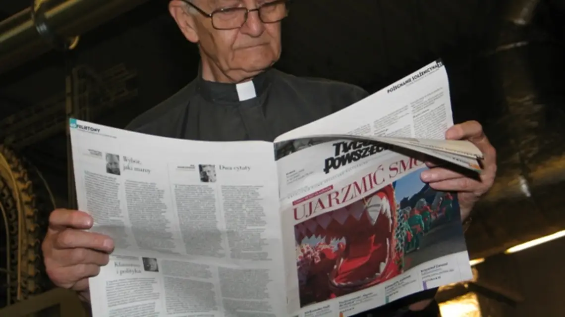 Ks. Adam Boniecki ogląda jeszcze ciepły egzemplarz "TP" 32/2008. Sosnowiec, 4 sierpnia 2008 /fot. Aleksander Kardyś / 