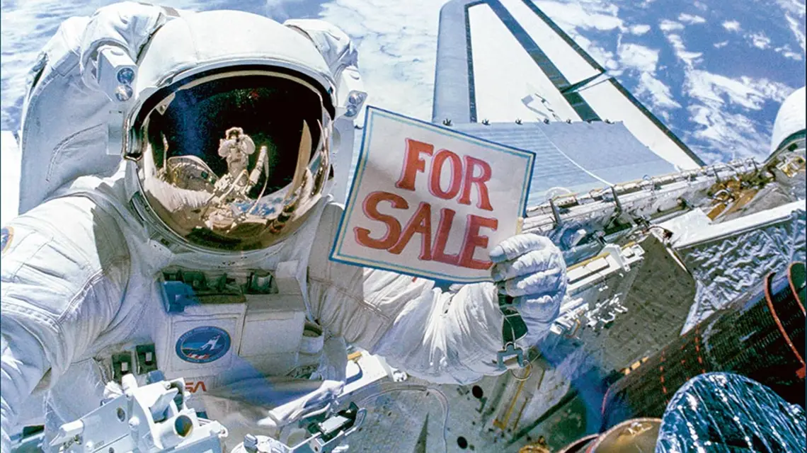 Astronom Dale Gardner na tle uszkodzonych satelitów, odzyskanych i zapakowanych do ładowni promu Discovery podczas misji STS-51-A, 1984 r. / NASA