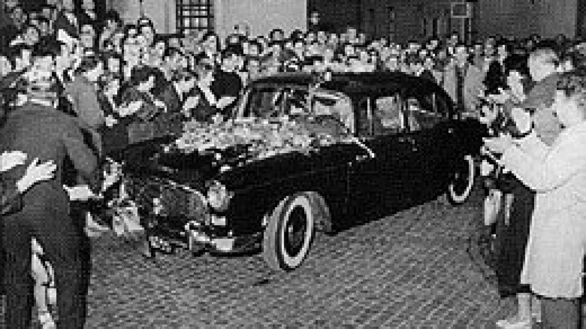 Mieszkańcy Warszawy żegnają prymasa Wyszyńskiego po zakończeniu uroczystości milienijnych w katedrze, 26 czerwca 1966 r. / 